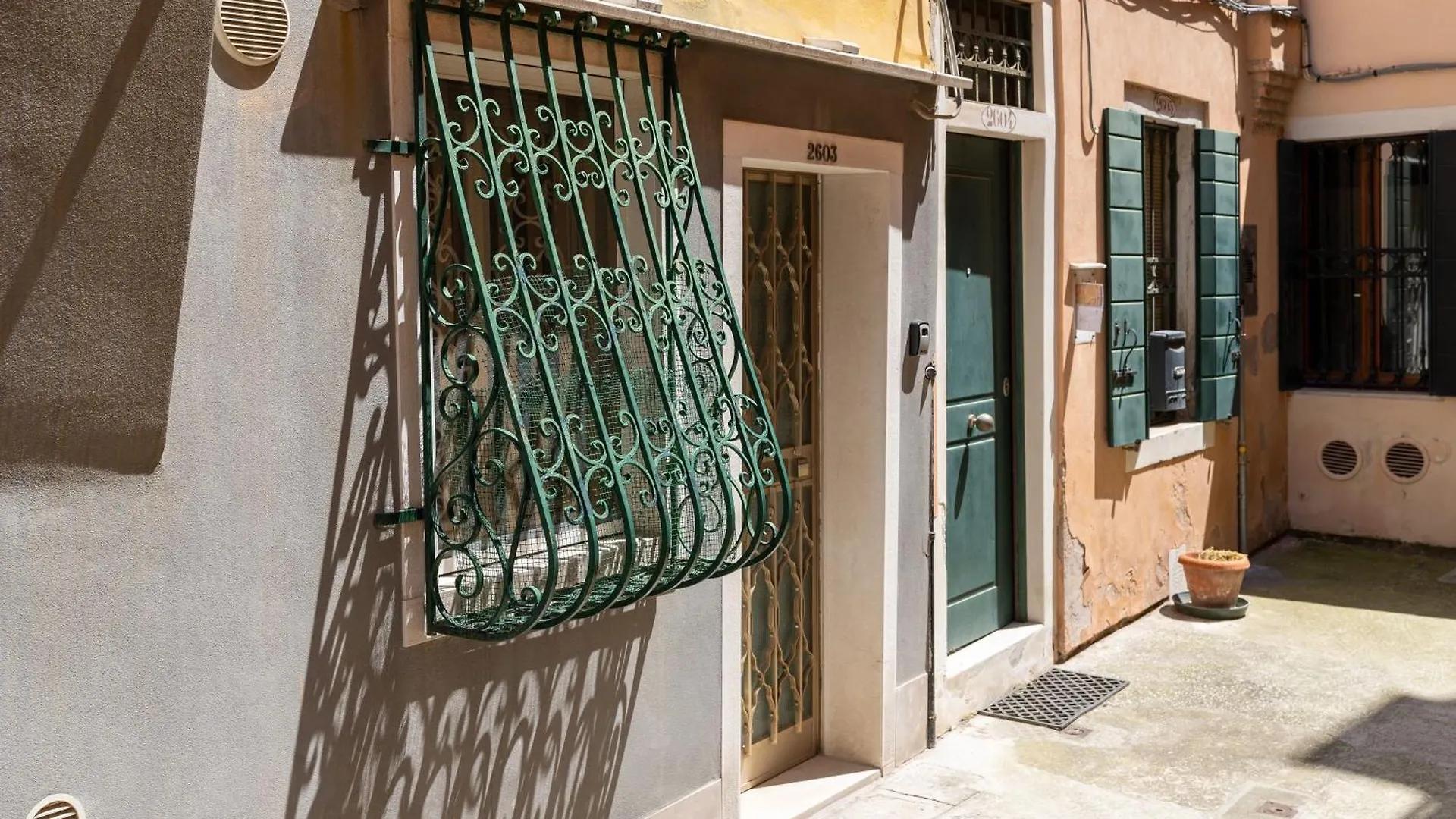 Funzionale E Riservato contacts